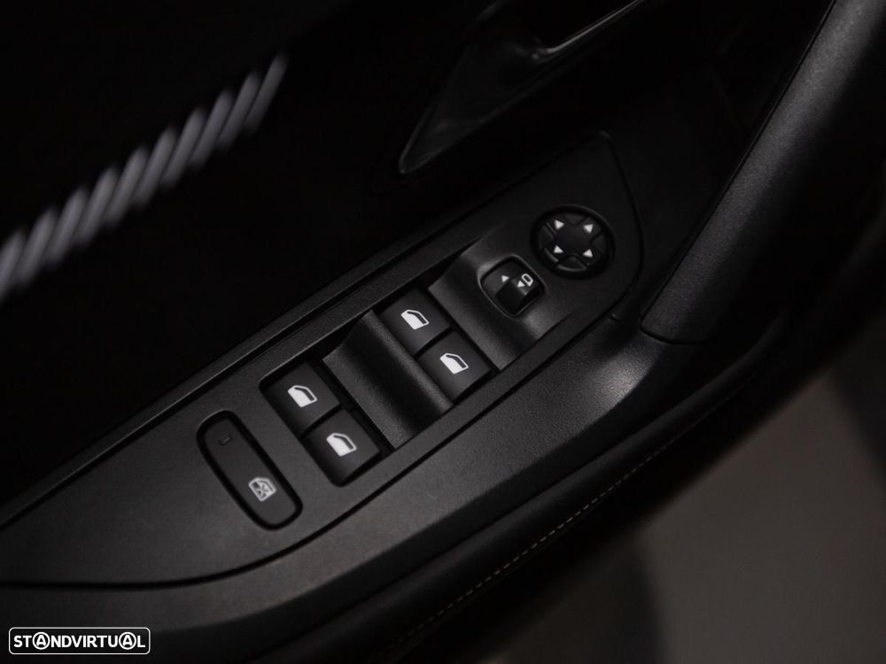 Peugeot 2008 1.2 PureTech Allure EAT8 - 29