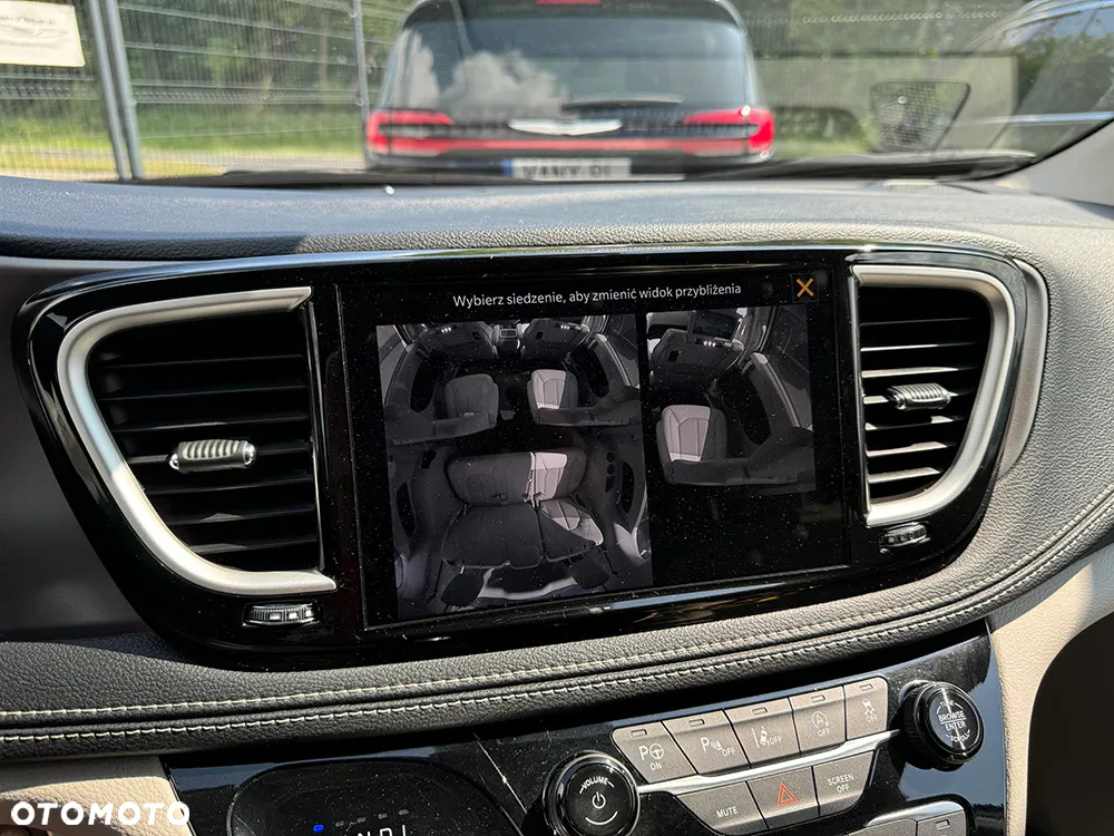 Chrysler Pacifica - 30