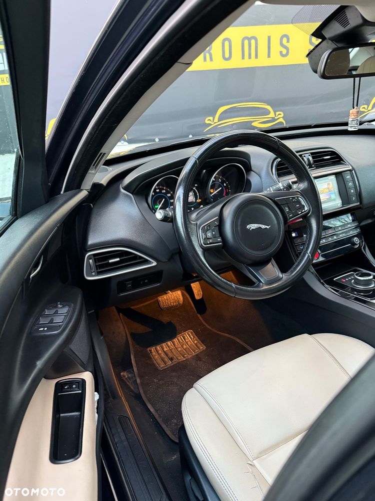 Jaguar XE 2.0 T R-Sport - 18