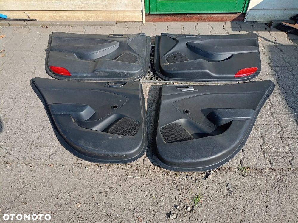 BOCZEK TAPICERKA DRZWI PRZÓD  HYUNDAI I20 II - 1