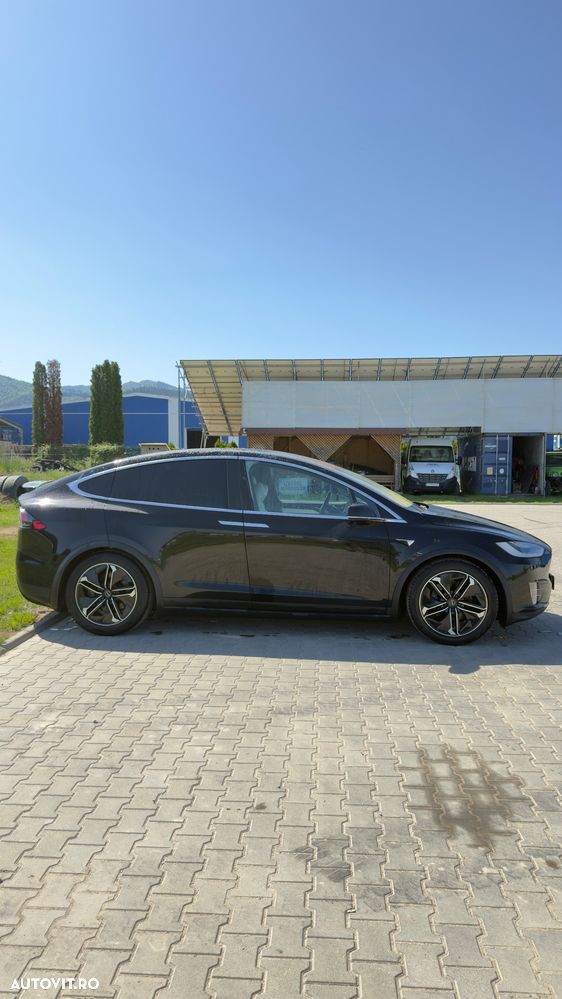 Tesla Model X - 4