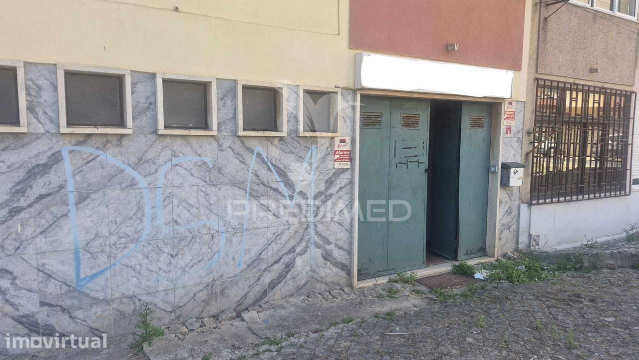 Garagem junto à estação de Rio de Mouro, Sintra
