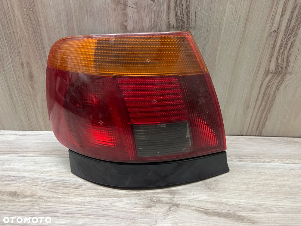 LAMPA TYLNA LEWA AUDI A4 B5 SEDAN - 1
