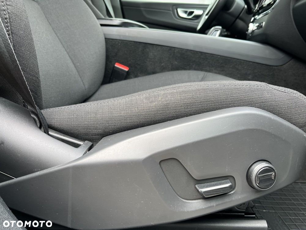Volvo XC 60 B4 B Momentum - 22