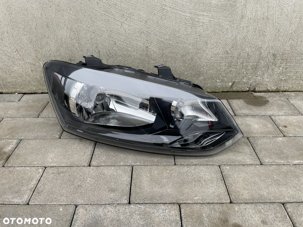 LAMPA PRZEDNIA PRAWA VW POLO 6R0  2009-2014 - NOWA H4 - 1