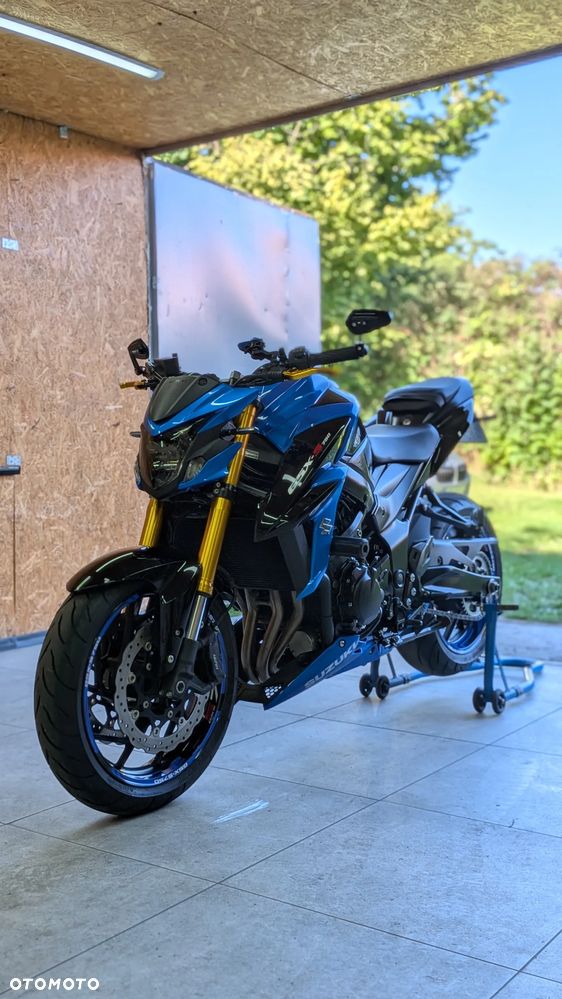 Suzuki GSX - 2
