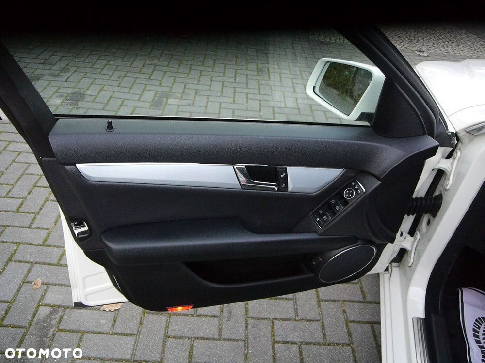 Mercedes-Benz Klasa C 180 BlueEFFICIENCY 7G-TRONIC Avantgarde - 31