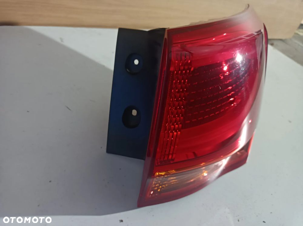 LAMPA PRAWA TYLNA  KIA CEED II KOMBI 92402A23 - 2