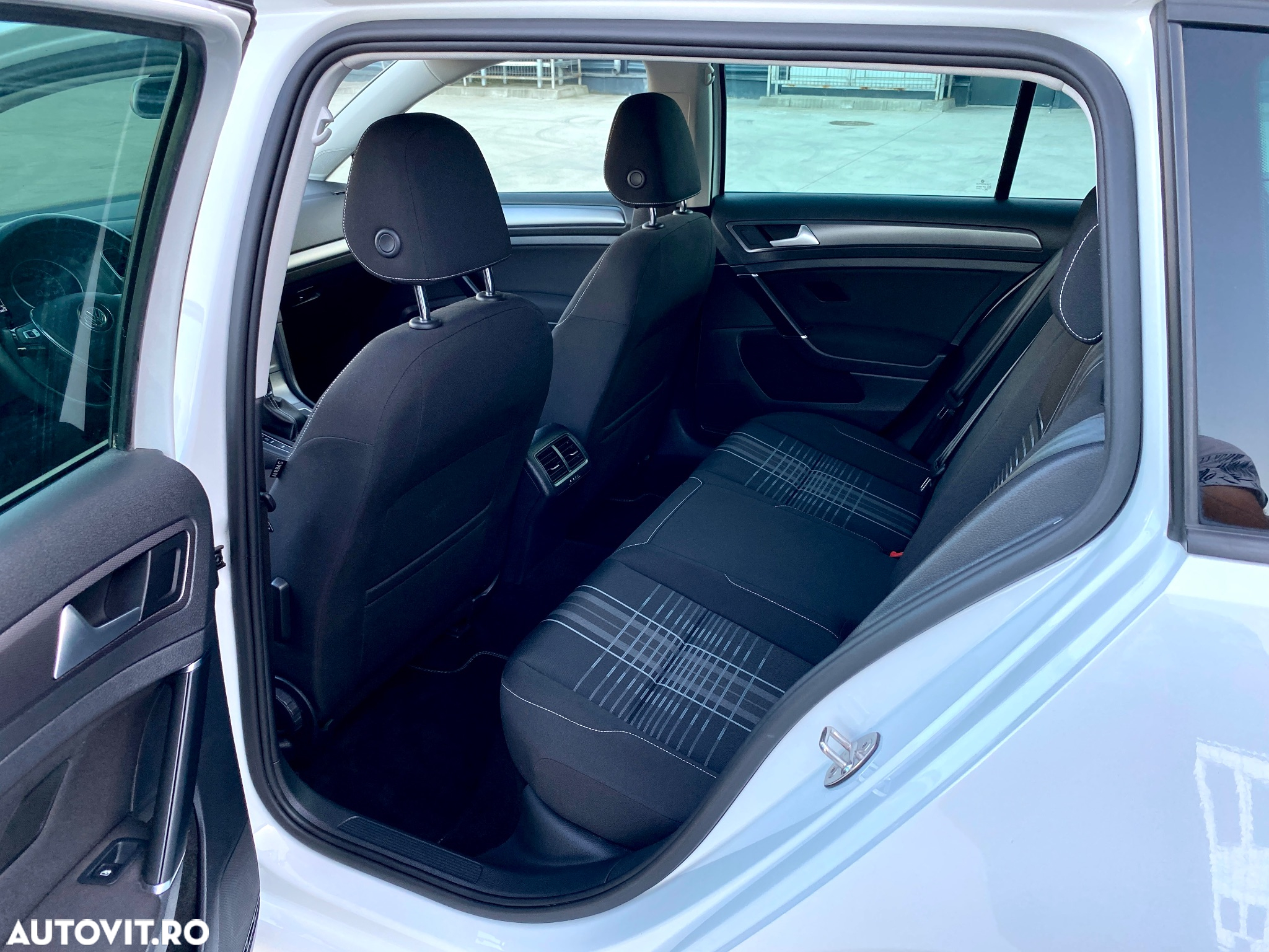 Volkswagen Golf 1.6 TDI BlueMotion Technology Lounge - 6