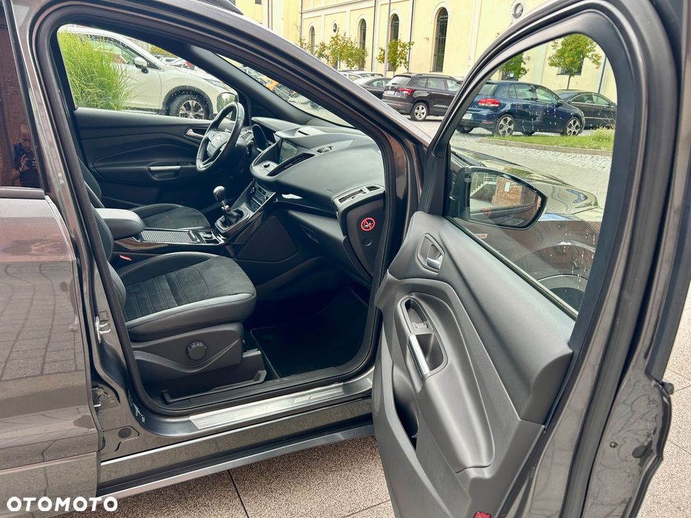 Ford Kuga 1.5 EcoBoost 2x4 ST-Line - 16
