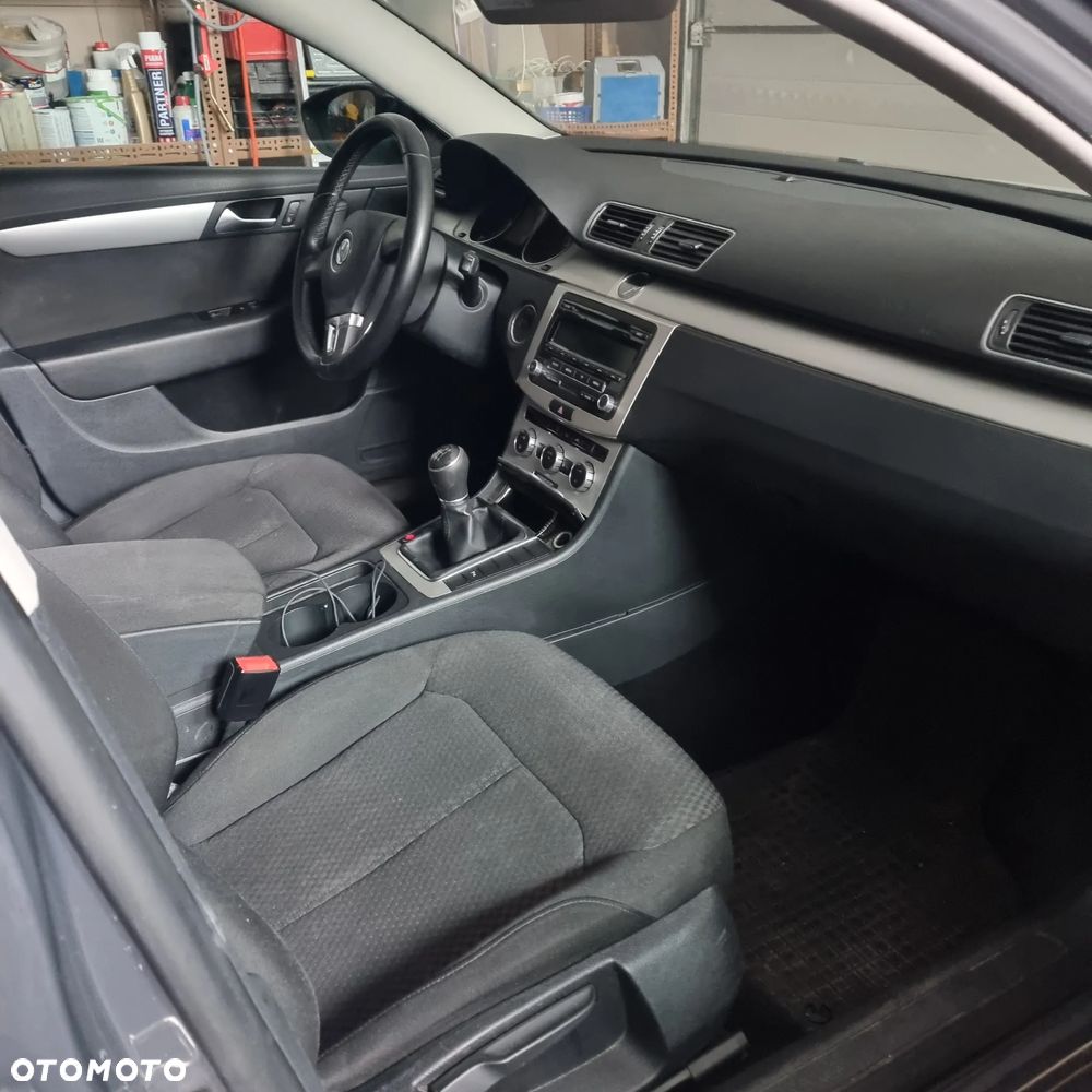 Volkswagen Passat - 11
