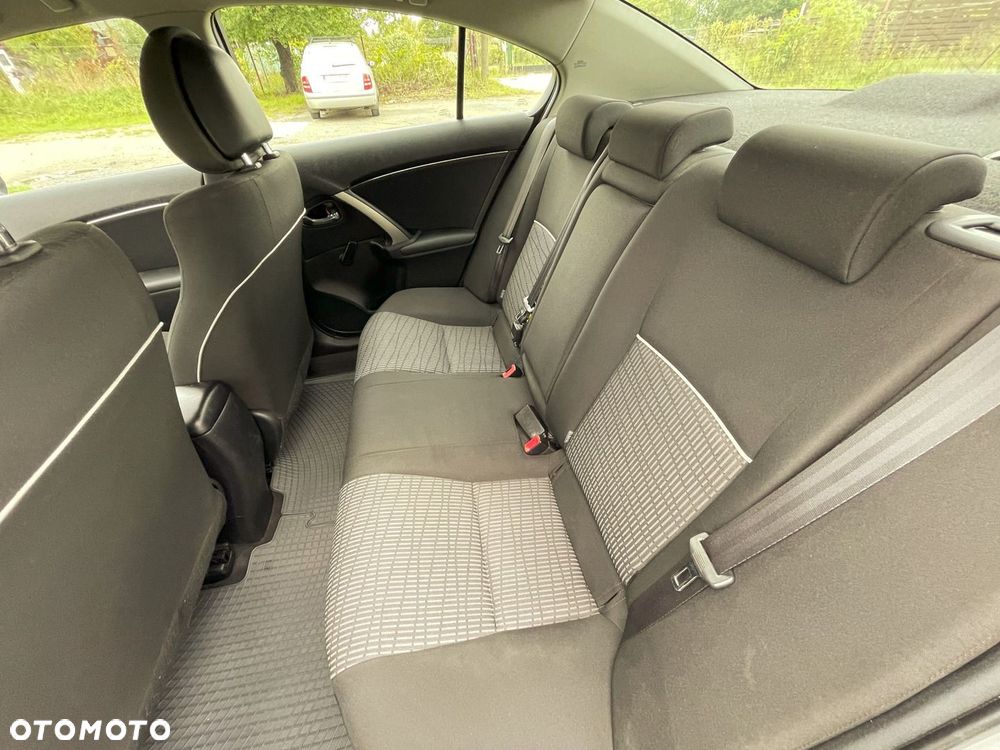 Toyota Avensis 1.8 Active - 10