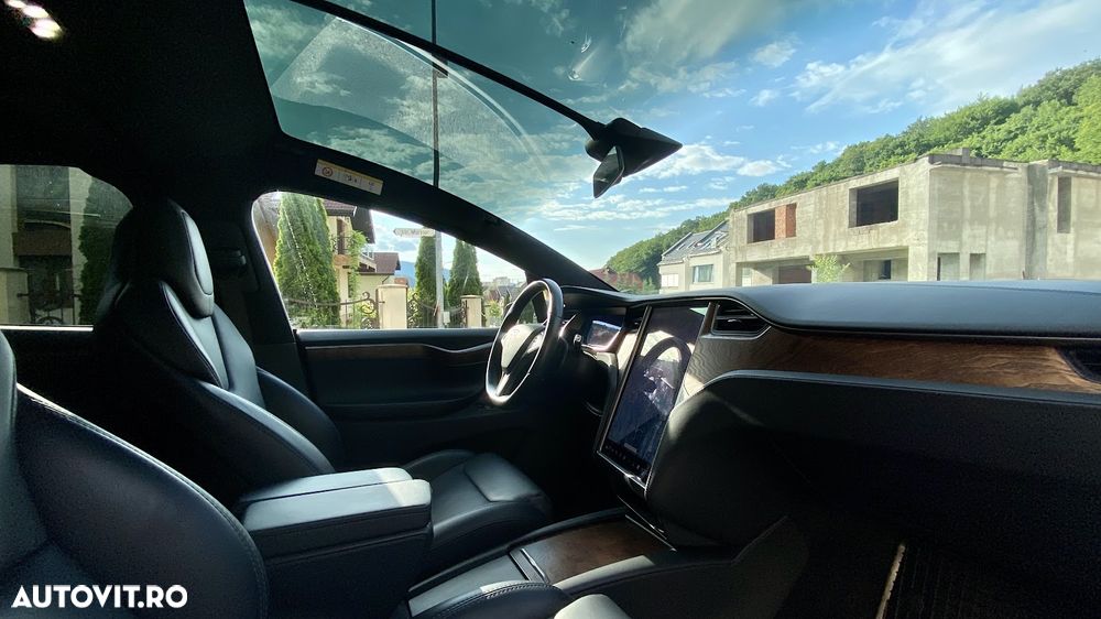 Tesla Model X - 12