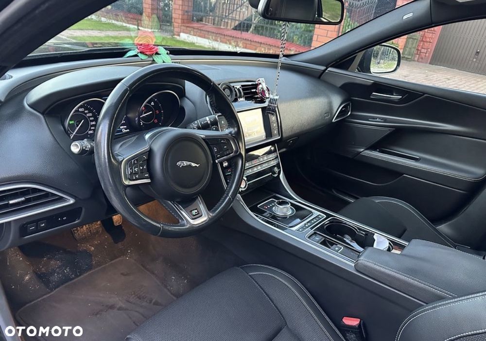 Jaguar XE 2.0 D R-Sport - 21