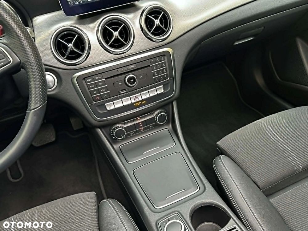 Mercedes-Benz GLA 200 7G-DCT Urban - 33