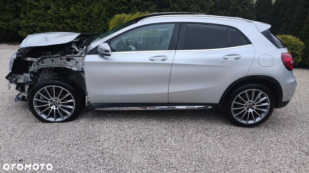 Mercedes-Benz GLA 180 7G-DCT AMG Line - 12