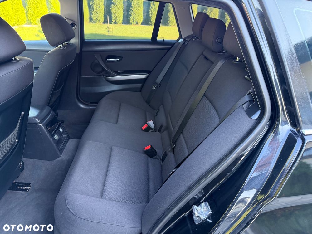 BMW Seria 3 325i Touring - 10