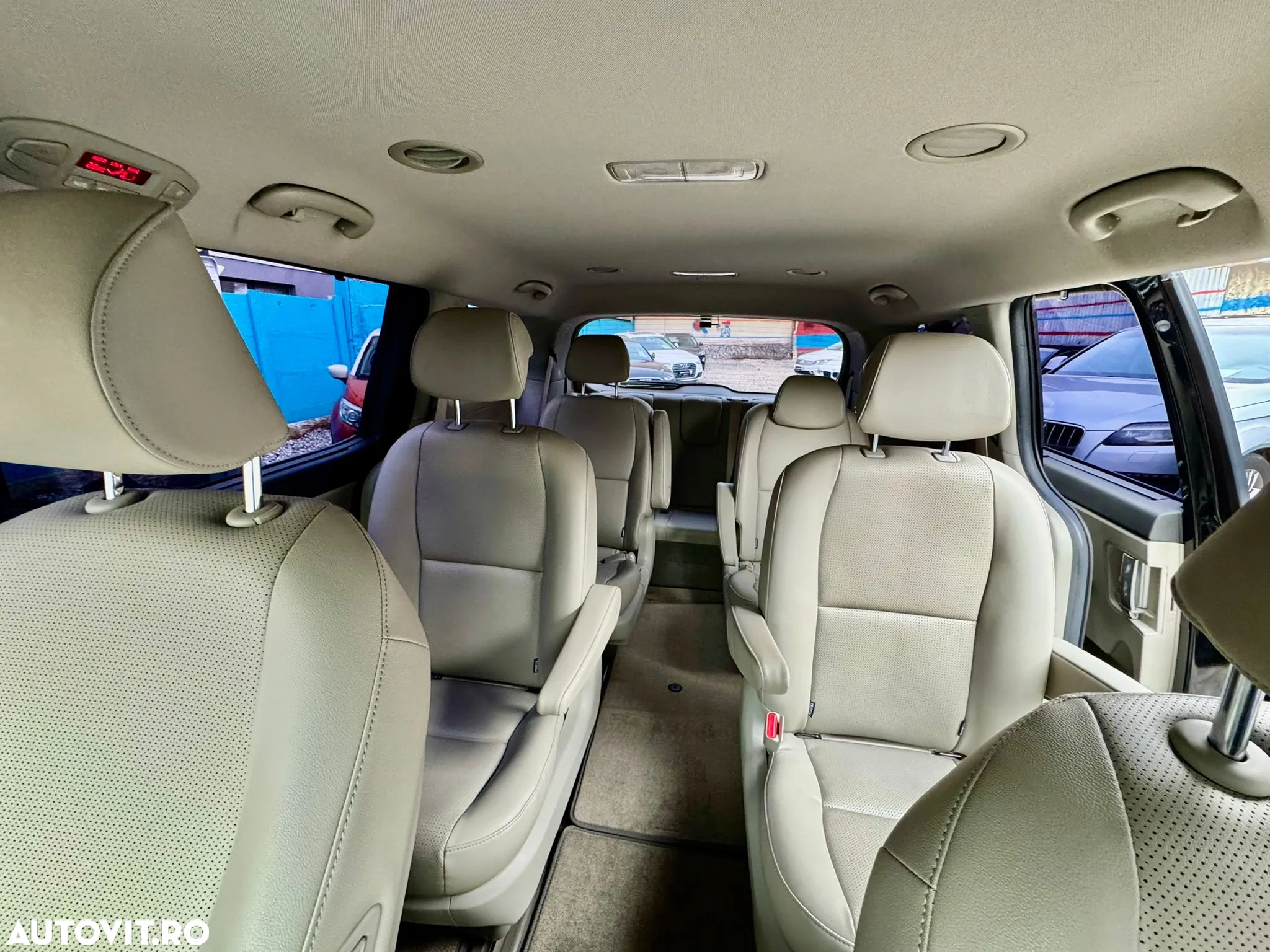 Kia Carnival - 6
