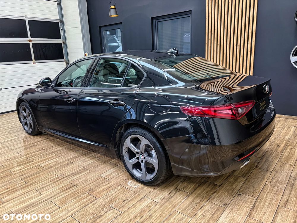 Alfa Romeo Giulia - 10