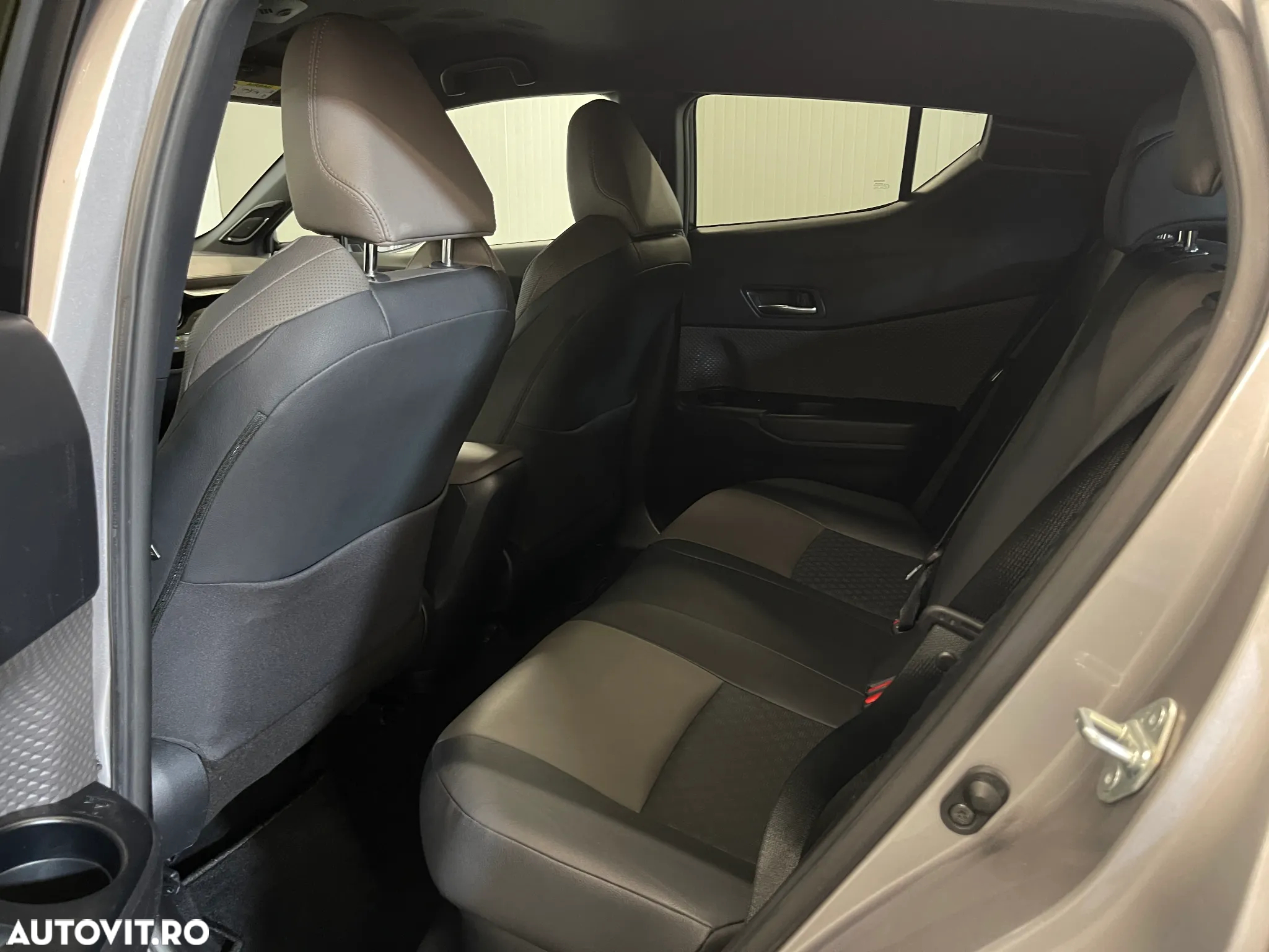 Toyota C-HR 2.0 Hybrid Lounge - 11