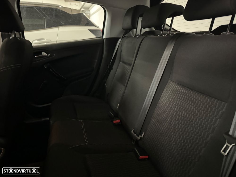 Peugeot 208 - 15