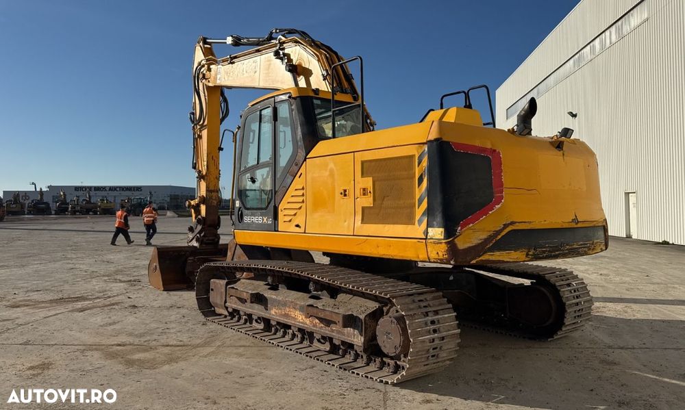 JCB JS 220LC Excavator - 3