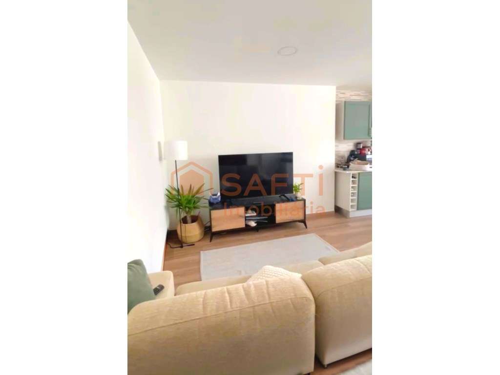 Andar de Moradia T2 com Logradouro no Rés do Chão - Almeirim - Grande imagem: 2/18