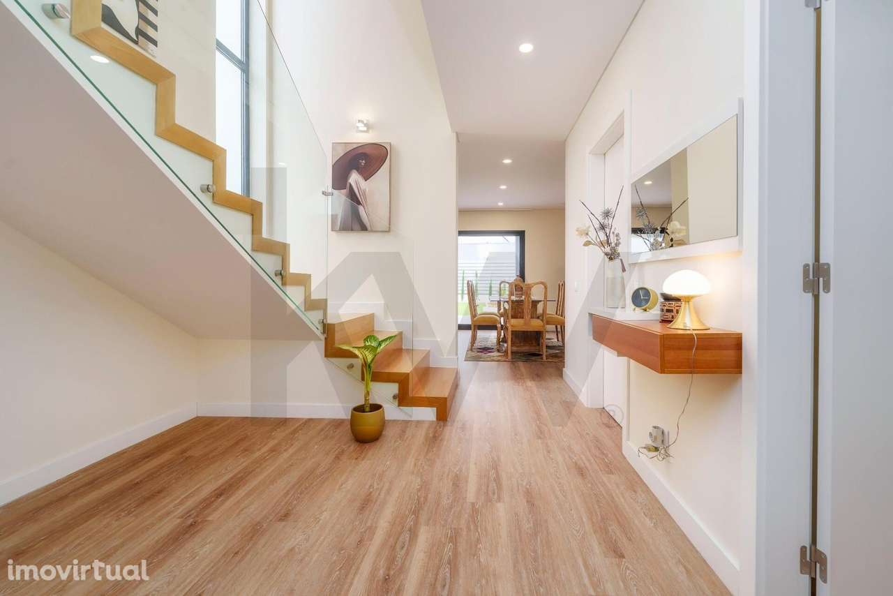 Moradia Moderna com 3 Suites, Logradouro com 246,56 m2 e Localização P - Grande imagem: 4/60