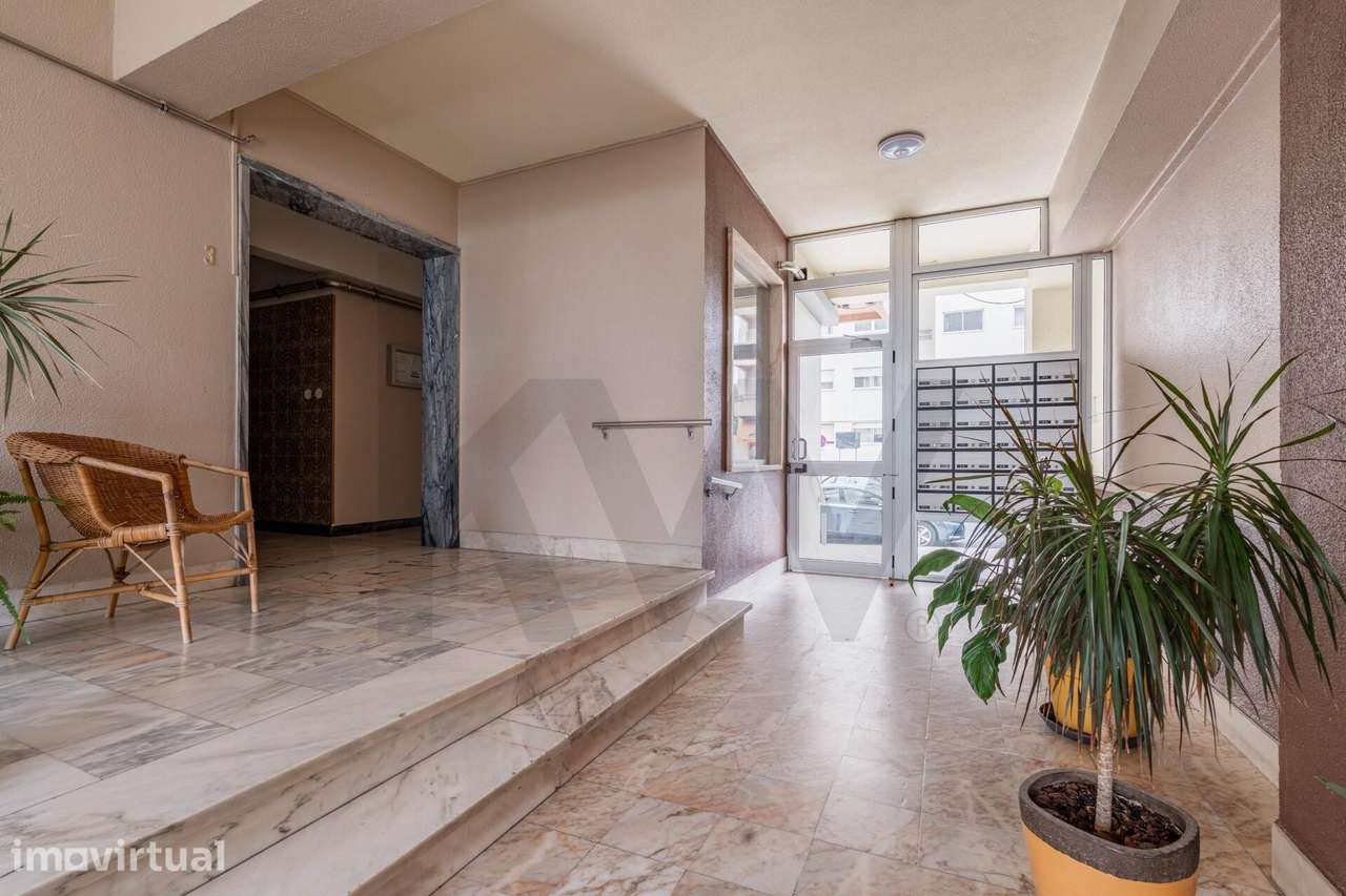 Apartamento T2 na Av. Dr. Francisco Sá Carneiro - Moinho das Antas - O - Grande imagem: 3/23