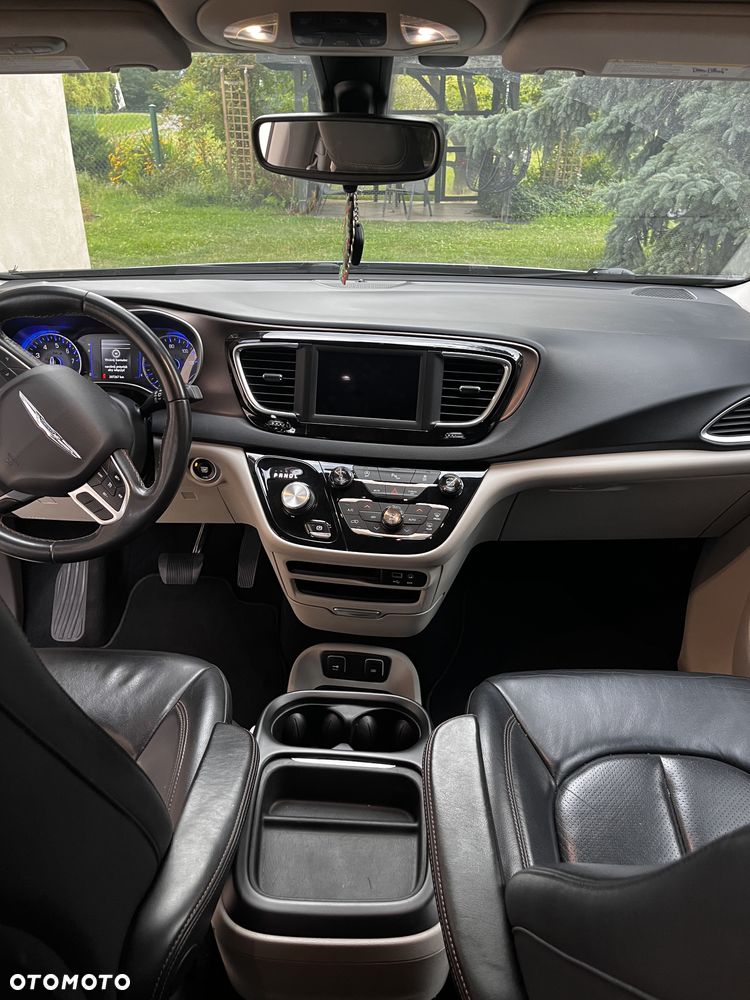 Chrysler Pacifica - 8