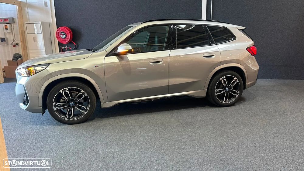 BMW iX1 eDrive20 Pack Desportivo M — fotografia 4
