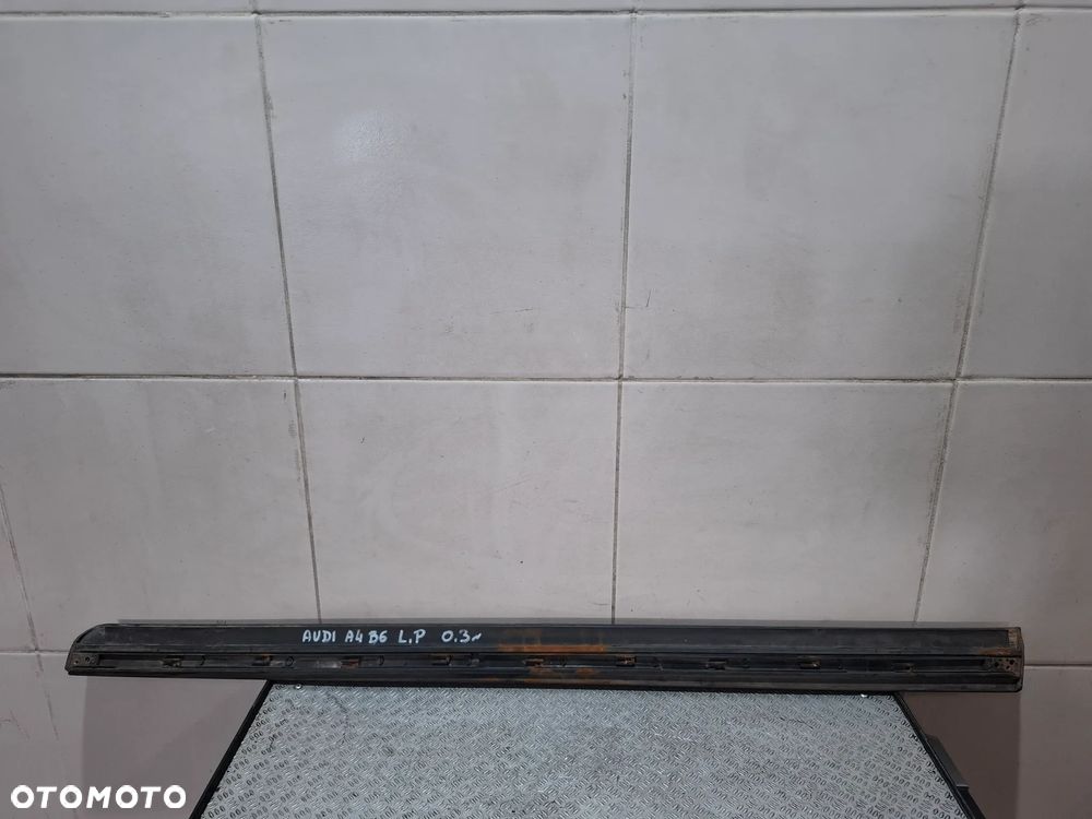 Listwa drzwi dolna lewy przód Audi A4B6 2003 rok nr 8E0853959 - 2