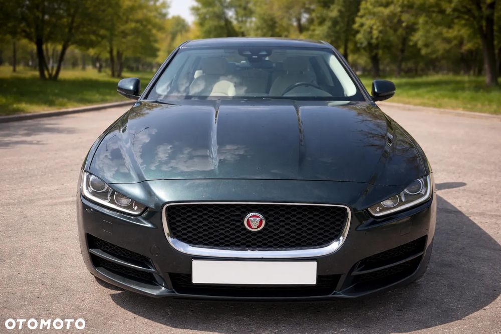 Jaguar XE 2.0 D AWD R-Sport - 2