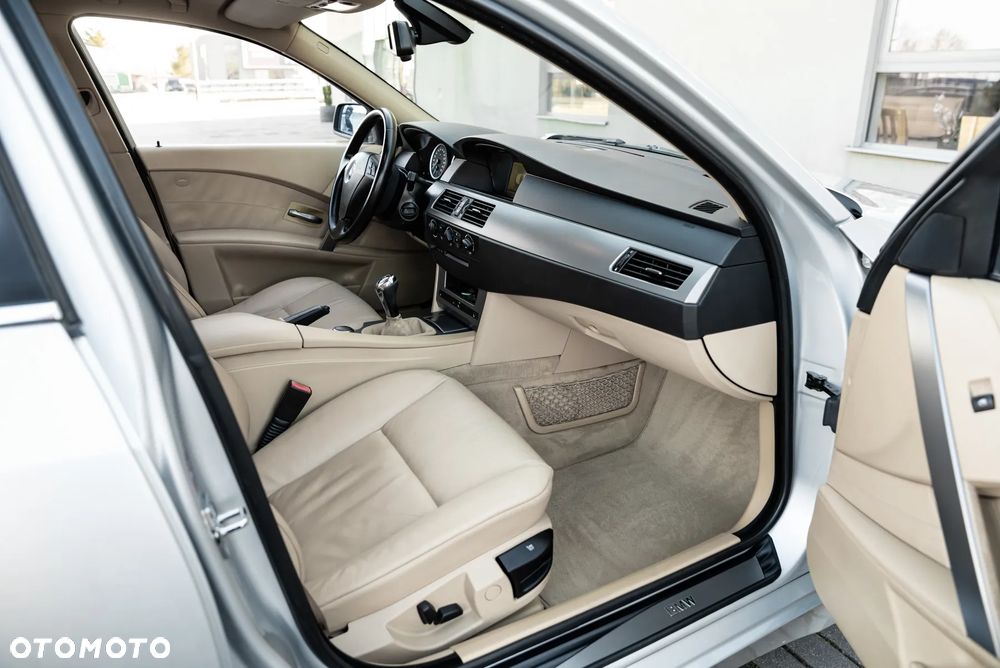 BMW Seria 5 525xi - 19