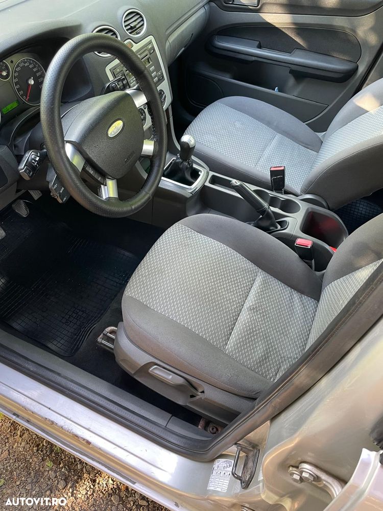Ford Focus 1.8 TDCi Ambiente - 8