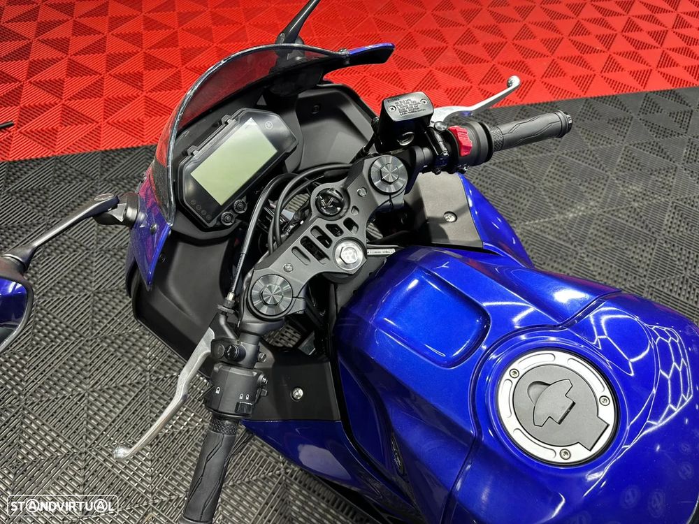 Yamaha R 3 - 4