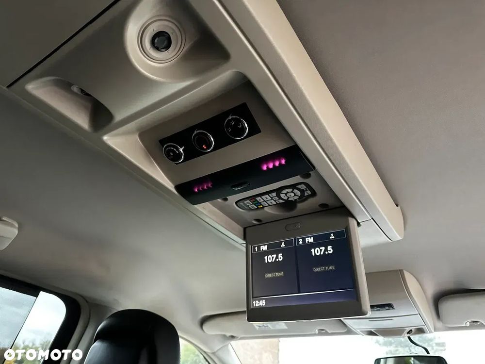 Chrysler Town & Country - 28