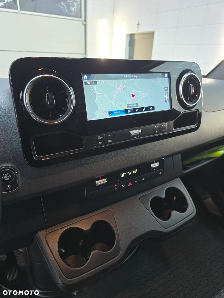 Mercedes-Benz SPRINTER 319 3.0 V6 CDI AUTOMAT 4,40Cm Długi SERWIS ASO MERCEDES-BENZ DO OSTATNIEGO km SALON PL FUL LED HIGH PERFORMANCE MBUX z ekranem dotykowym 10,25 cali SIEDZENIE KIEROWCY KOMFORTOWE, HYDRAULICZNE RESOROWANE PODGRZEWANA SZYBA PRZEDNIA TEMPOMAT KAMERA COFANIA LAKIER METALIK - 26
