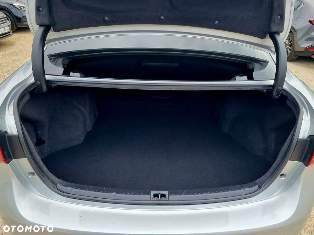 Toyota Avensis 1.8 Style - 13