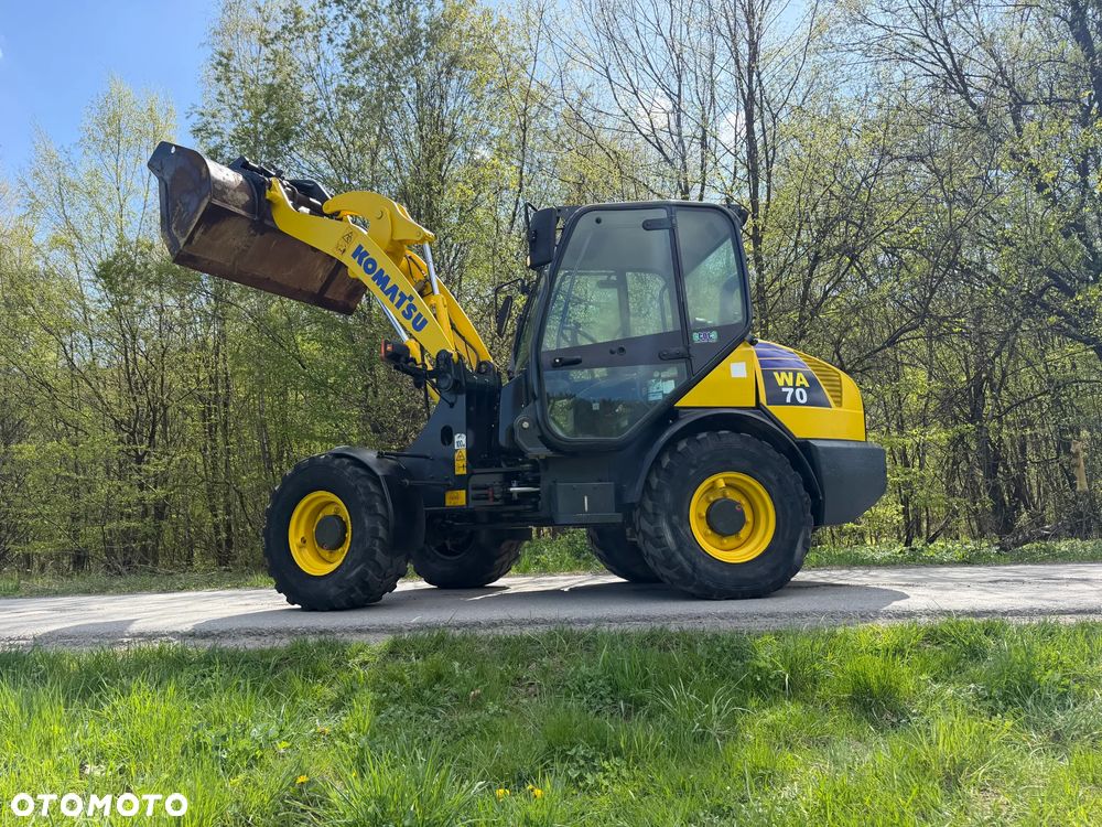 Komatsu WA70-7 Ładowarka Kołowa łamana 2016 rok.  Jak Nowa!  Oryginał łyżka. Mocny silnik 4cylindry. Zero luzów i wycieków. Aktualne Badania DEKRA BMWT. Wielka Okazja. Maszyna jak nowa z Salonu. 4200mtg. Pochodzi z Norweskiego urzędu gminy. Dodatkowe linie Hydrauliczne. Szybka wolna Jazda Rewers Hydrostatic.  Wersja Norwesk Mocne doświetlenie dodatkowe grzanie. kabina Ogrzewana wentylowana! Zmiana Osprzętu Hydrauliczna! - 4
