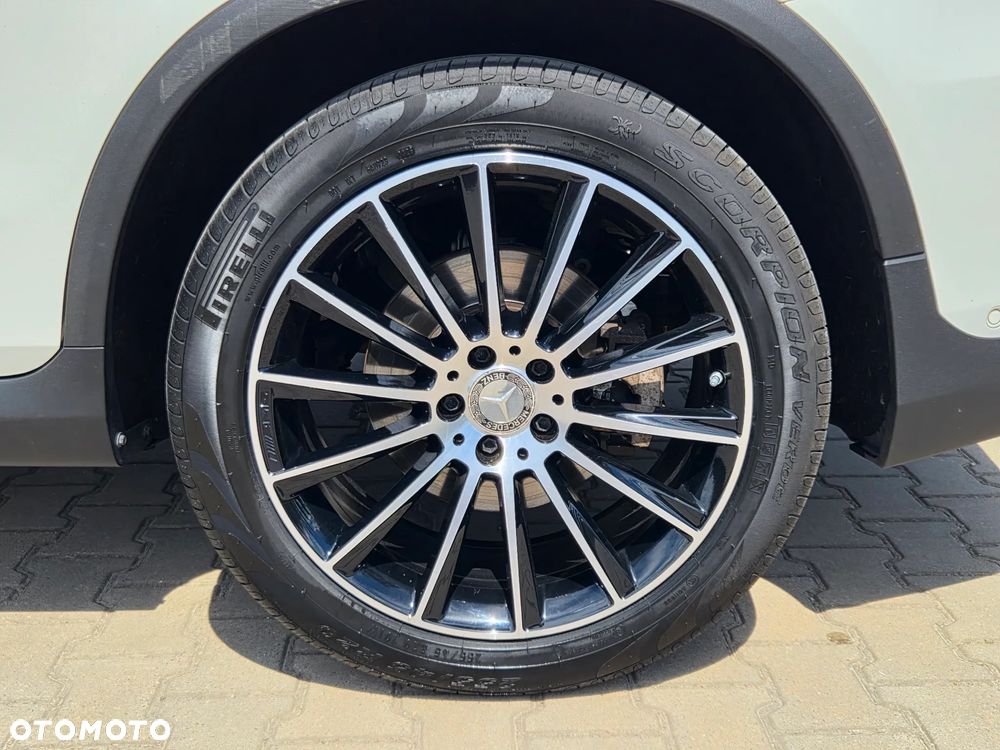 Mercedes-Benz GLC 250 4Matic 9G-TRONIC AMG Line - 31