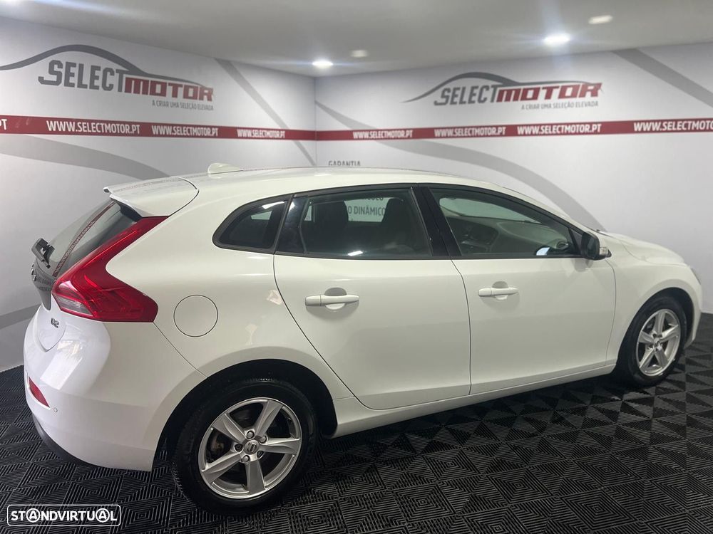 Volvo V40 2.0 D2 Momentum - 4