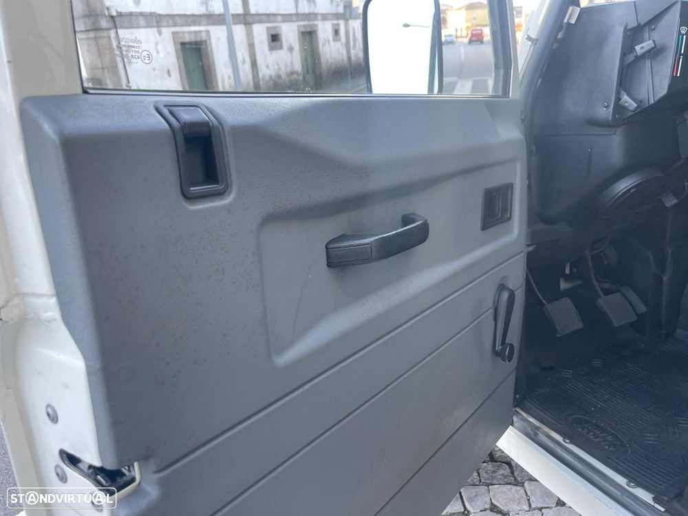 Land Rover Defender 90 2.5 TD5 Metal Top - 16