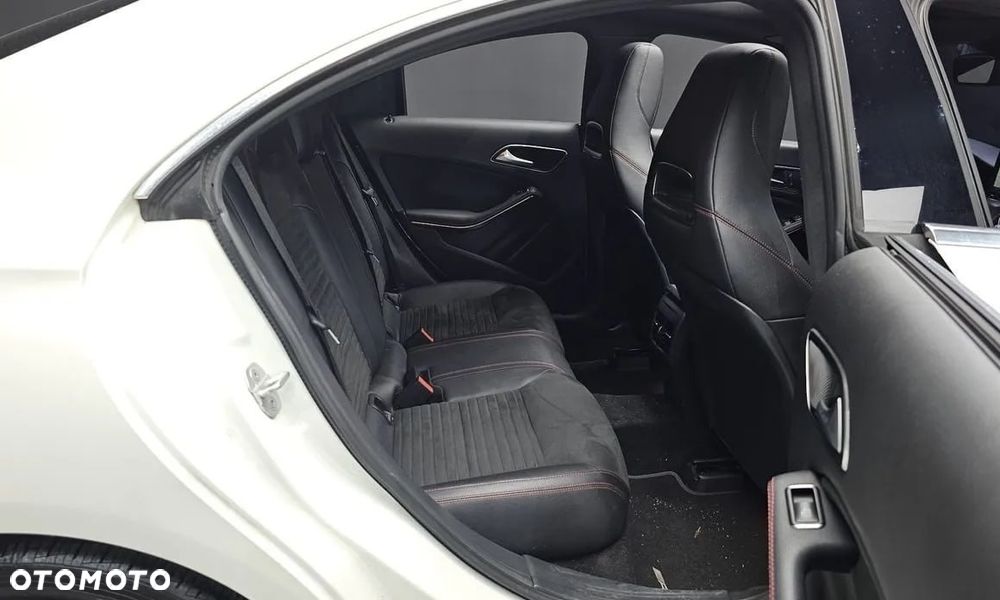 Mercedes-Benz CLA 250 4Matic 7G-DCT AMG Line - 10