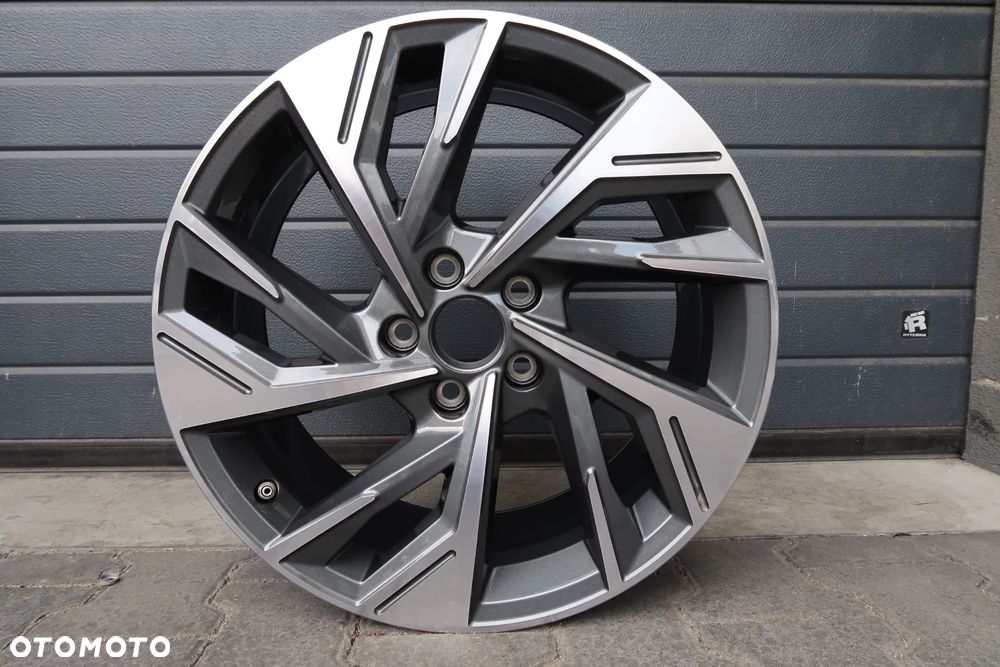 AD16 Felga Audi A3 8y0601025AB 7,5x18et42 - 3