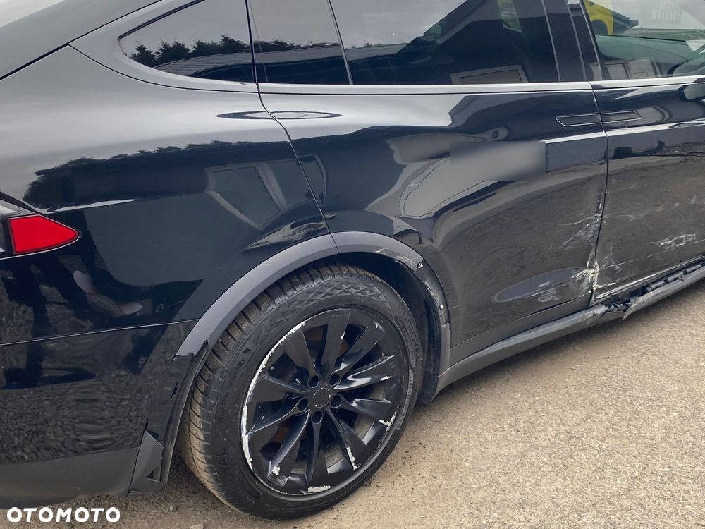 Tesla Model X - 8