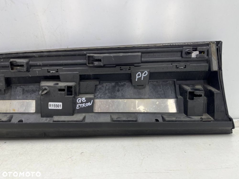 Listwa Audi Q8 e-tron Q8 e-tron Sportback 18r.- PRAWA przednia dolna nakładka drzwi prawy przód - 15