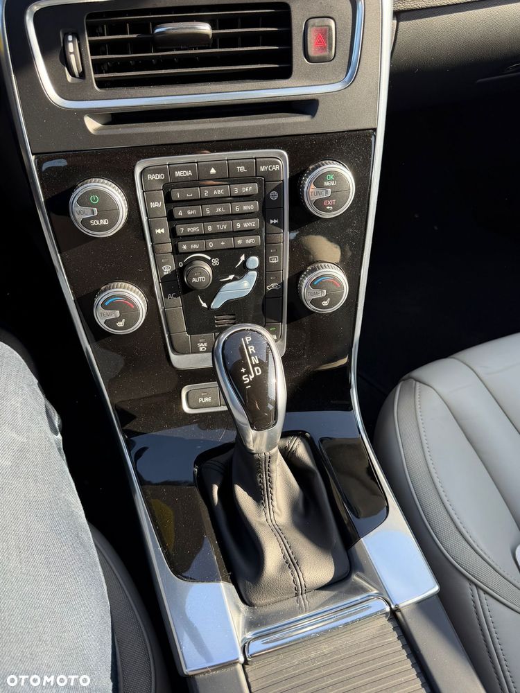 Volvo V60 D6 AWD Plug-in Hybrid Momentum - 16