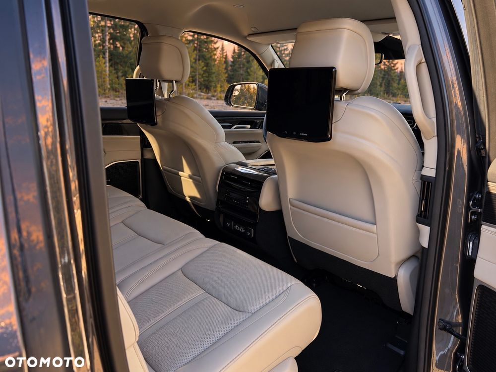 Jeep Wagoneer - 35
