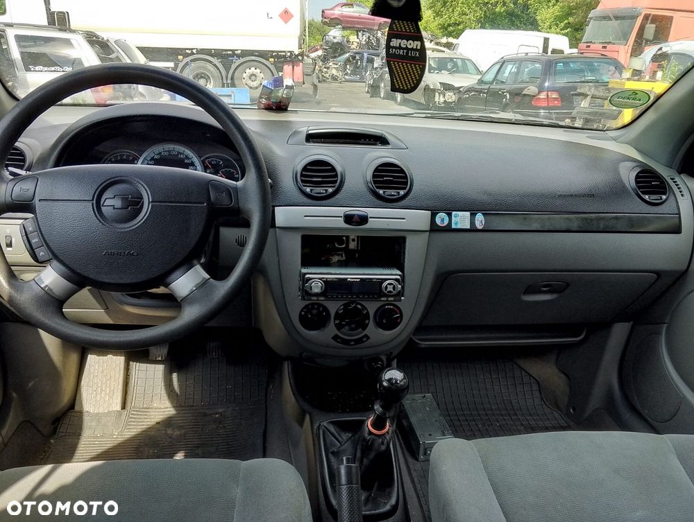 Chevrolet Lacetti I (03-09r.) 1.6 B 108KM. Silnik F16D3 Skrzynia EMG.Cały na części.GWARANCJA !!! Przód Tył Zestaw Komplet Drzwi Klapa Zderzak Błotnik Maska Grill Atrapa Szyba Pas Lampa Lusterko Boczki Fotel Kanapa Kokpit Deska Rozdzielcza Przełącznik Włącznik Sterownik Przewody Wiązka Instalacja Moduł Komputer Czujnik Listwa Pompa Alternator Wtryski Głowica Rozrusznik Kompresor Sprzęgło Dwumas Silnik Skrzynia ABS Klimatyzacji Paliwa Wspomagania Kolektor Turbina Przepustnica Zawór Chłodnica Koło Hak Belka Sanki Zawieszenie Mcpherson Półoś Amortyzator Wydech Tłumik Zacisk Most - 8